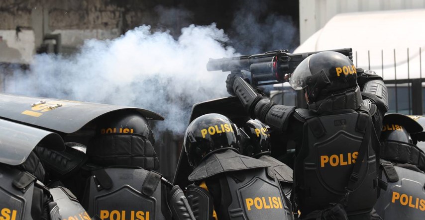 Indonezijska policija suzavcem i vodenim topovima tjerala prosvjednike